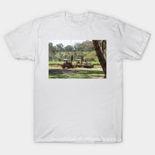 Ramming posts on the Vineyard - by South Australian artist Avril Thomas T-Shirt